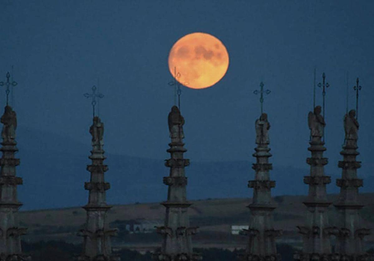 La Luna llena sale tras la Catedral de Burgos.