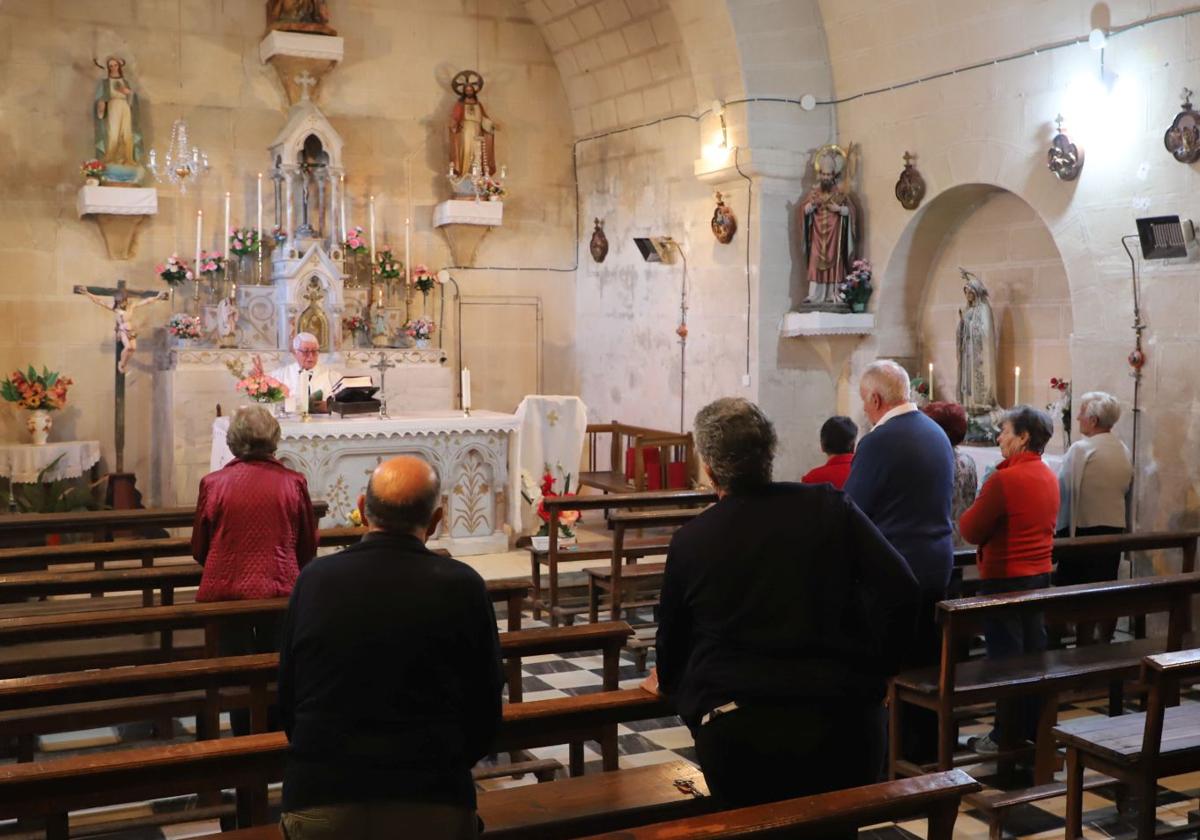 Más de 250 kilómetros a la semana para conservar las misas en los pueblos de Burgos