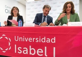 Momento de la firma del convenio entre la Universidad Isabel I y el Colegio de Abogados y el Colegio de Procuradores de Burgos.