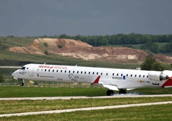 Un avión aterriza en el aeropuerto de Burgos.