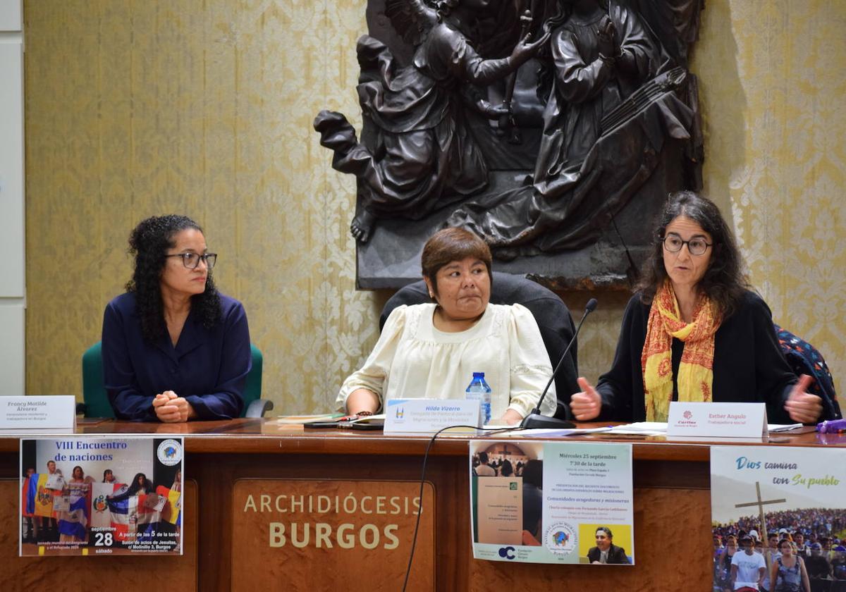 Francy Álvarez, Hilda Vizarro y Esther Angulo, en la jornada de las Migraciones 2024.