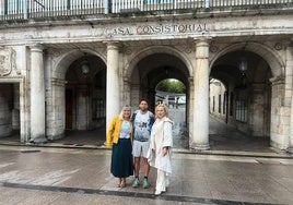 Mila del Campo y Yolanda Barriuso con el deportista Alejandro Samper.