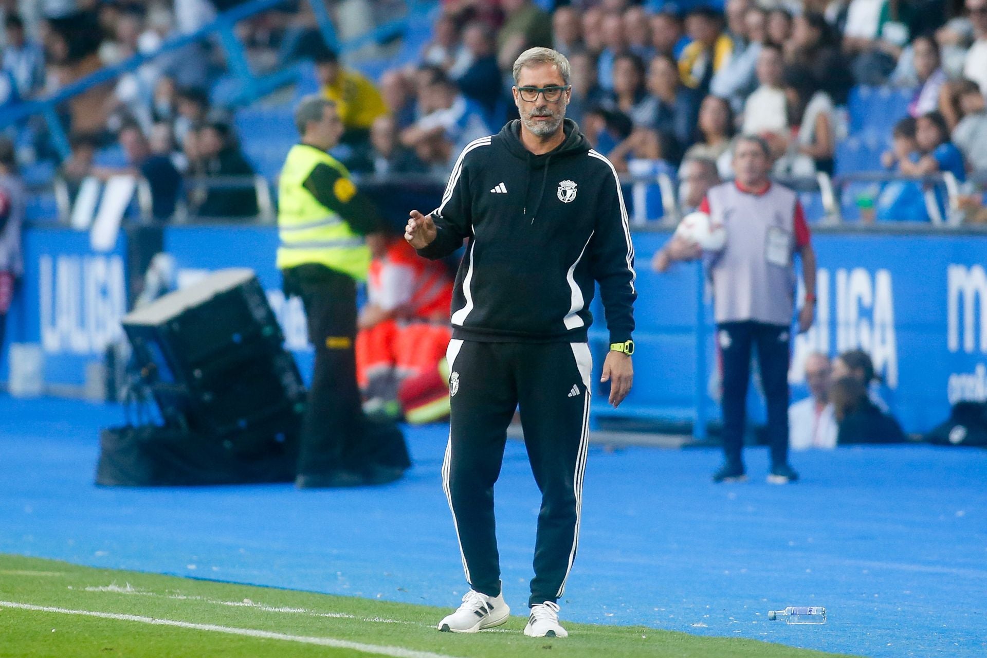 Bolo, entrenador del Burgos CF, dando indicaciones a sus jugadores en el Estadio de Riazor