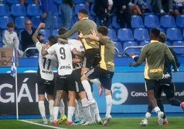 Jugadores del Burgos celebrando la víctoria y el segundo gol