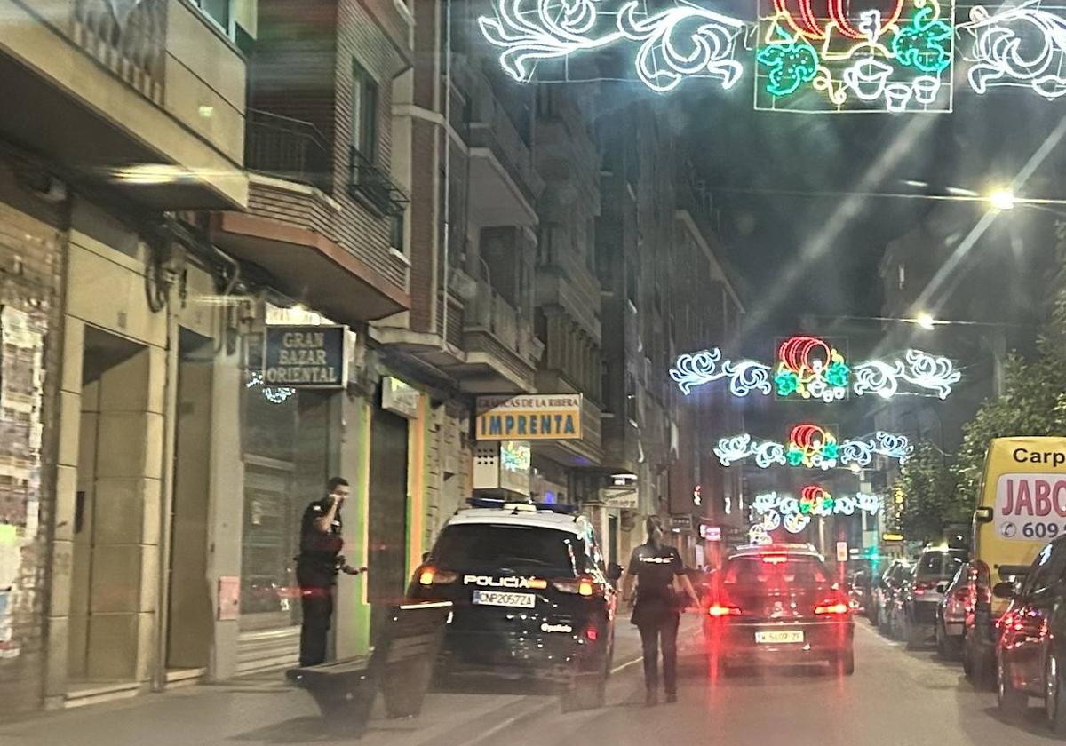 La Policía Nacional en la calle Carrequemada después de detener a la mujer.