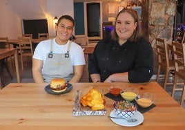 Stefano y Jenifer, propietario y trabajadora de La BienQuerida junto a sus patatas y hamburguesa mechada