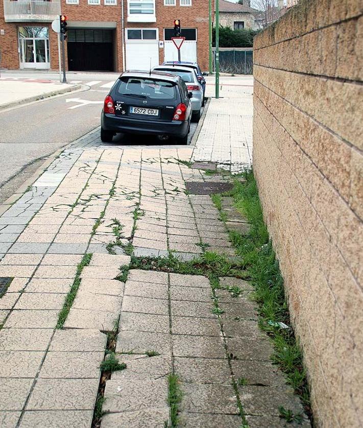 Imagen secundaria 2 - Grietas en casas y aceras del barrio de Villatoro. 