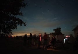 Imagen de una de las actividades impartidas por Astroburgos en el observatorio de Lodoso.