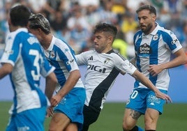 Curro, entre varios defensores del Deportivo de la Coruña del pasado fin de semana.