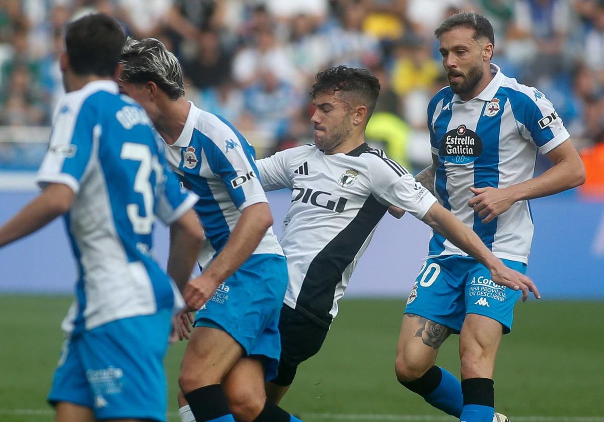 Curro, entre varios defensores del Deportivo de la Coruña del pasado fin de semana.