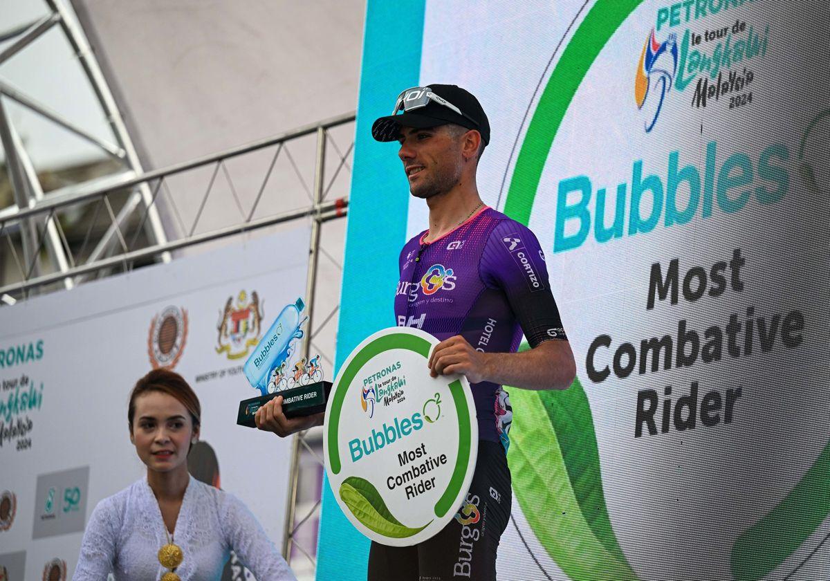 Mario Aparicio recoge el premio de la combatividad.