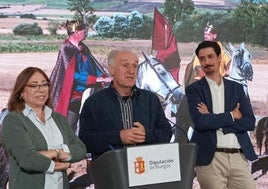 Raquel Contreras, diputada de Cultura, con Félix Yáñez, de Territorio ArTlanza, en la presentación de la iniciativa.