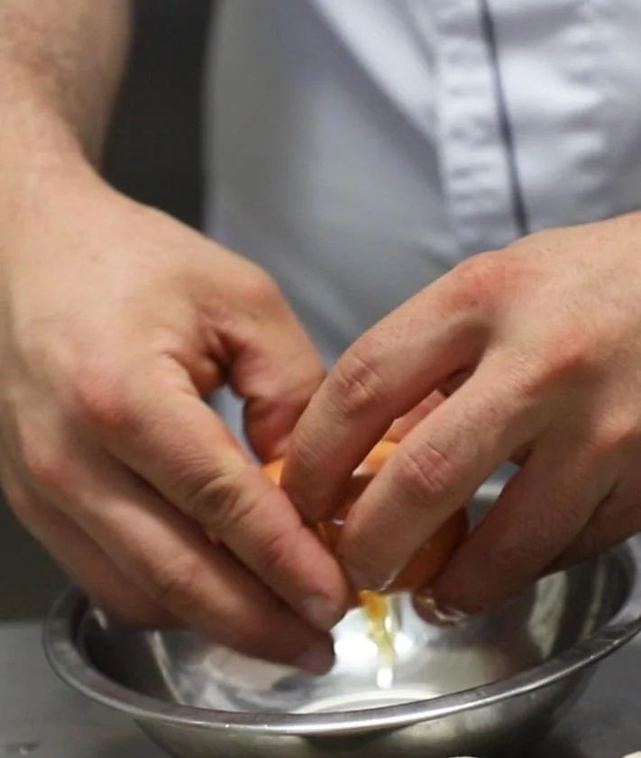 Imagen secundaria 2 - Imágenes del proceso de elaboración de la tortilla.