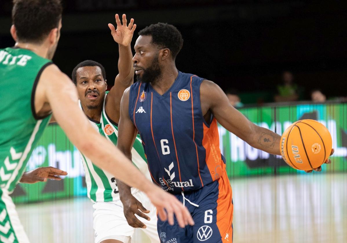 Encuentro disputado en Sevilla entre el Real Betis Baloncesto y el Tizona Burgos.