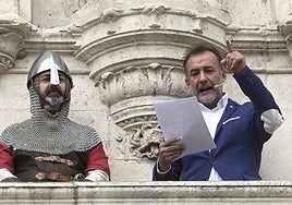 José Luis García-Pérez, actor, impartiendo el pregón desde el arco Santa María.
