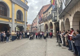 Los vecinos de Aranda durante el minuto de silencio.