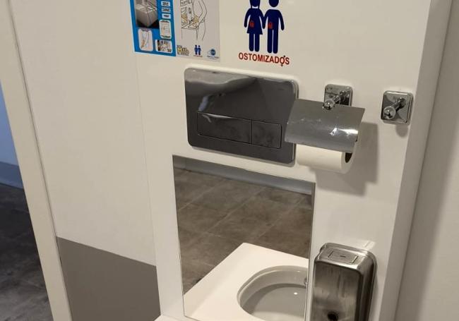 Detalle de un baño para ostomizados.