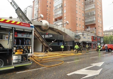 Un aparatoso incendio calcina parte de la Big Bolera