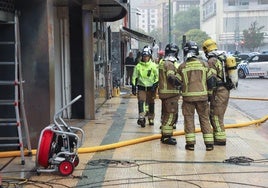 Parte del equipo de los Bomberos de Burgos en el lugar del incendio.