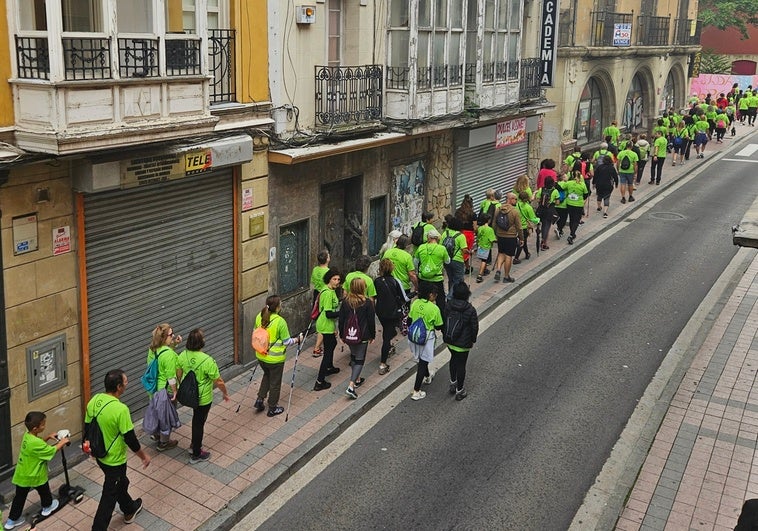 Centenares de personas participaron en la Marcha Nórdica contra el cáncer