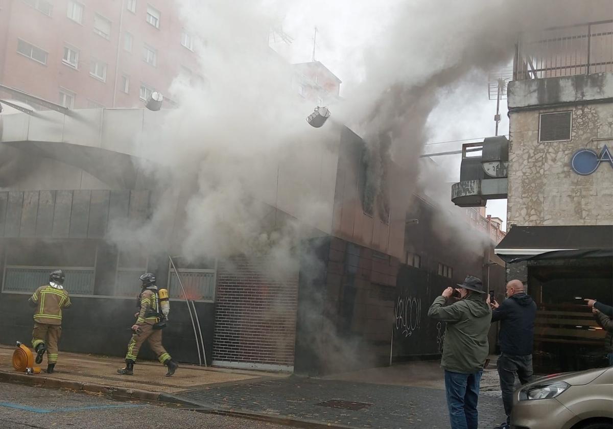 Aparatoso incendio en la Big Bolera