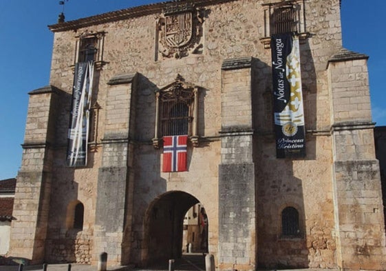 El arco del Adelantamiento de Covarrubias con la bandera noruega durante el festival Notas de Noruega.