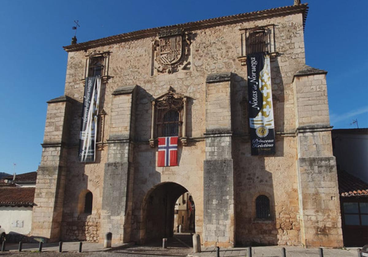 El arco del Adelantamiento de Covarrubias con la bandera noruega durante el festival Notas de Noruega.