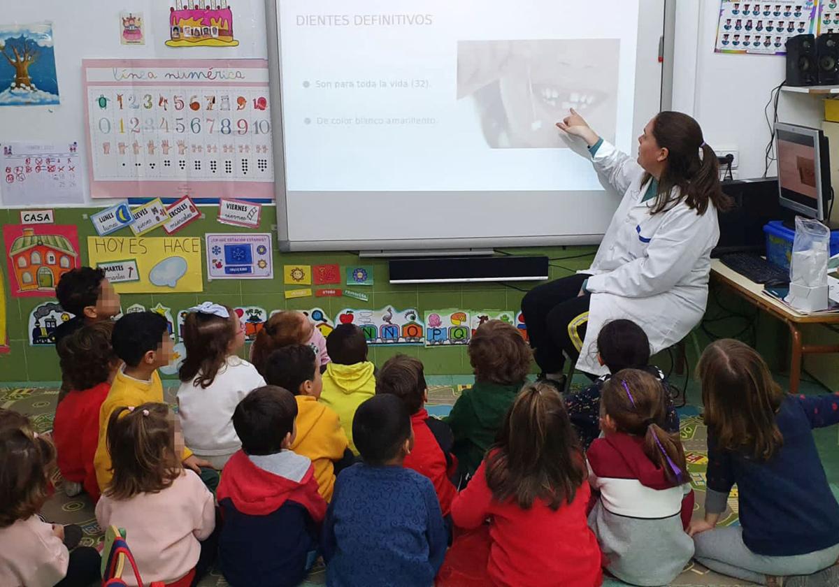 La enfermera escolar durante una actividad en el colegio Jacinto Benavente de Alcantarilla, Murcia.