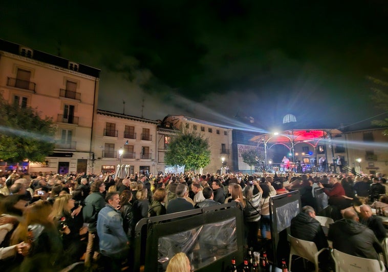 Centenares de personas se congregaron en la Plaza de España para cantar el himno