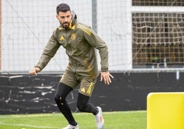 Jugador del Burgos CF entrenando antes del derbi burgalés