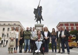 Marta Fernández, junto a varios miembros de la Corporación.