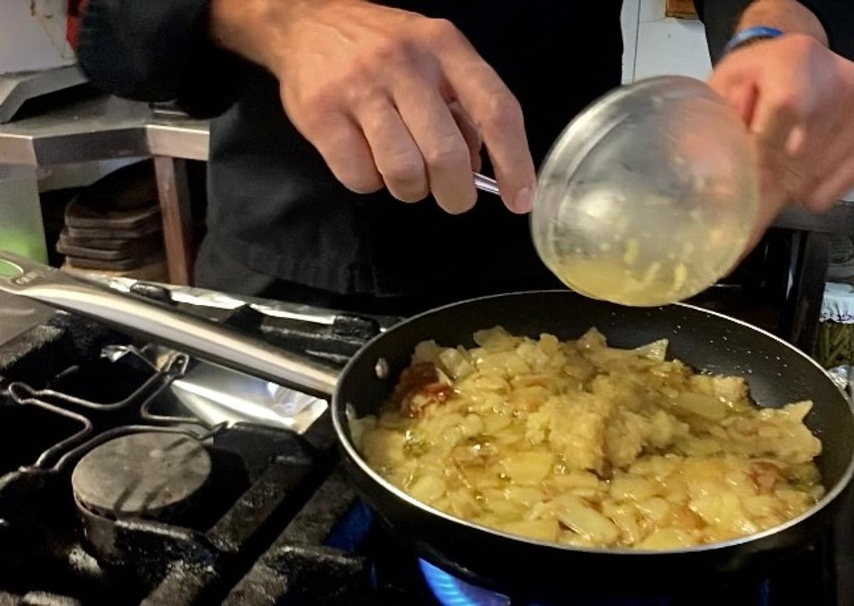 Imagen secundaria 1 - Imágenes del proceso de elaboración de la tortilla.