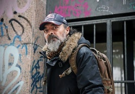 Pedro vive en un local comercial en Gamonal, Burgos.