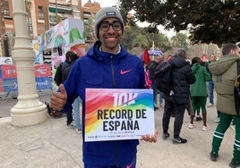 Abdessamad Oukhelfen celebra su récord nacional 10K.