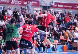 Fabrizio Casanova, con el balón, y Tomás Moreira de espaldas.