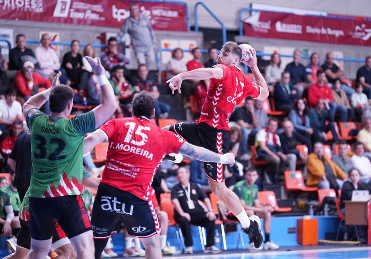 Fabrizio Casanova, con el balón, y Tomás Moreira de espaldas.