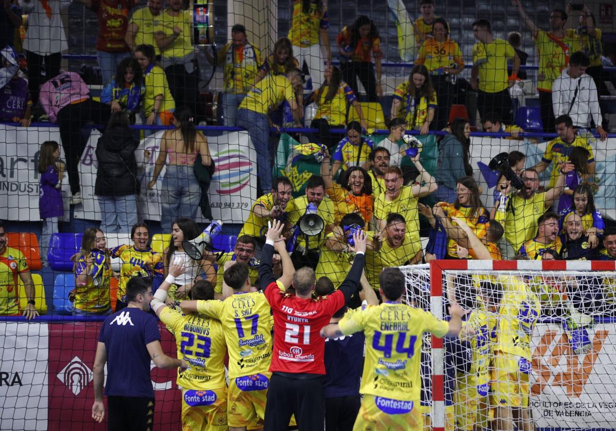 El equipo celebrando la victoria en Guadalajara con los aficionados que se desplazaron.