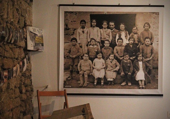 Cerca de los pupitres originales de la época se ha colocado una gran fotografía del maestro Antoni Benaiges con sus alumnos de aquel fatídico 1936.