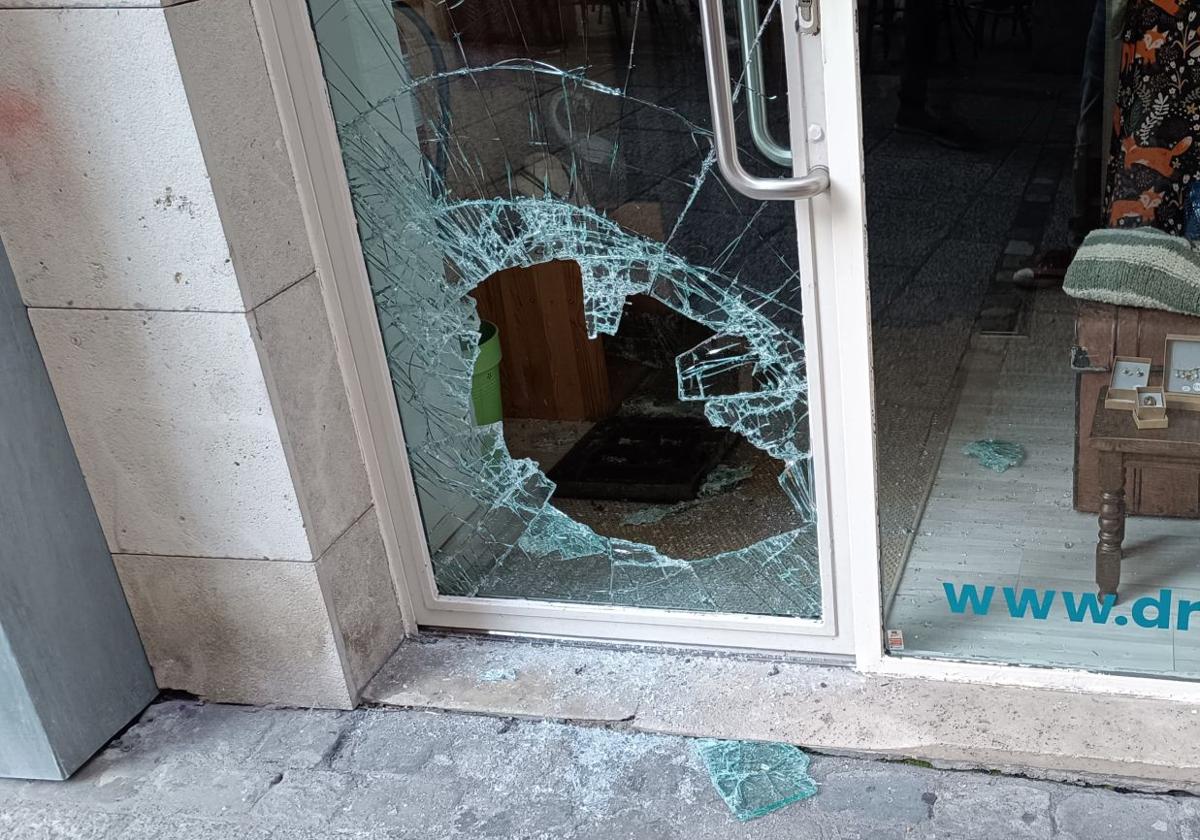 Tienda del centro de Burgos que ha sufrido un robo este lunes de madrugada.