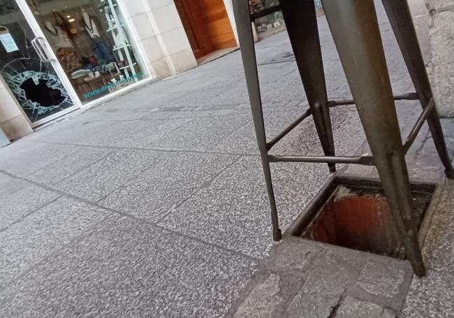 Los ladrones han utilizado la tapa de una arqueta cercana.