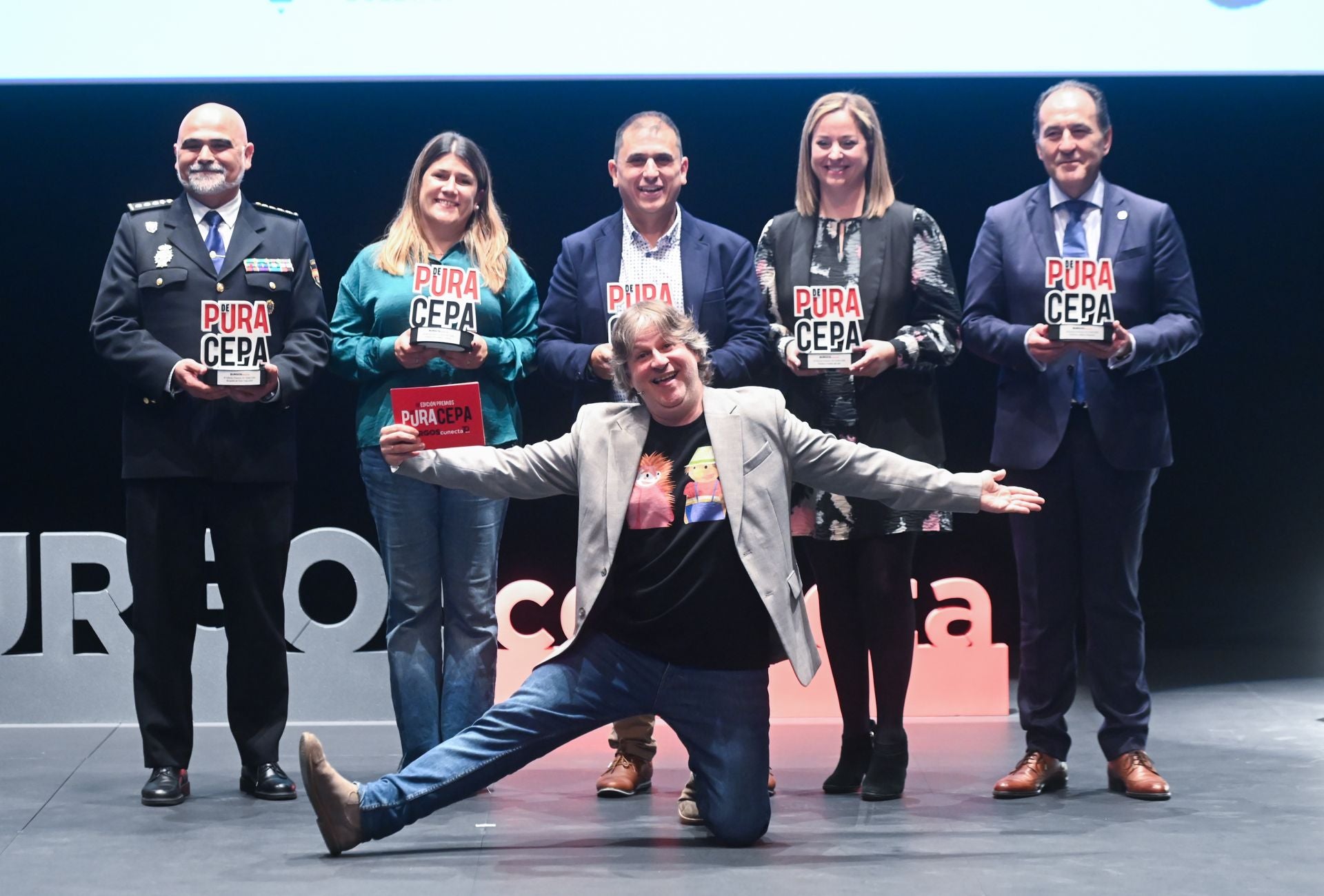 Los cinco premiados, junto con el conductor de la gala, Martín Luna