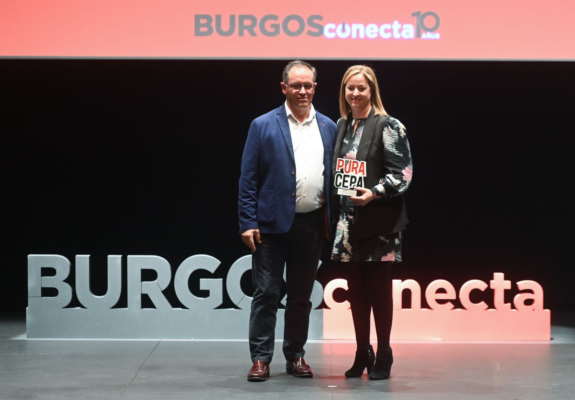 Miriam Esteban, alcaldesa de Baños de Valdearados, recibió el premio al Pueblo del Año, a manos de Javier Arroyo, diputado provincial.