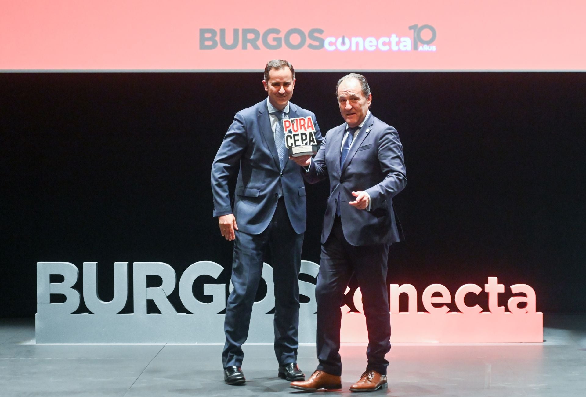 Eduardo Quintanal, director de la fábrica de Clarios en Burgos, recibió el premio a Empresa del Año a manos de David Márquez, de Ibercaja.