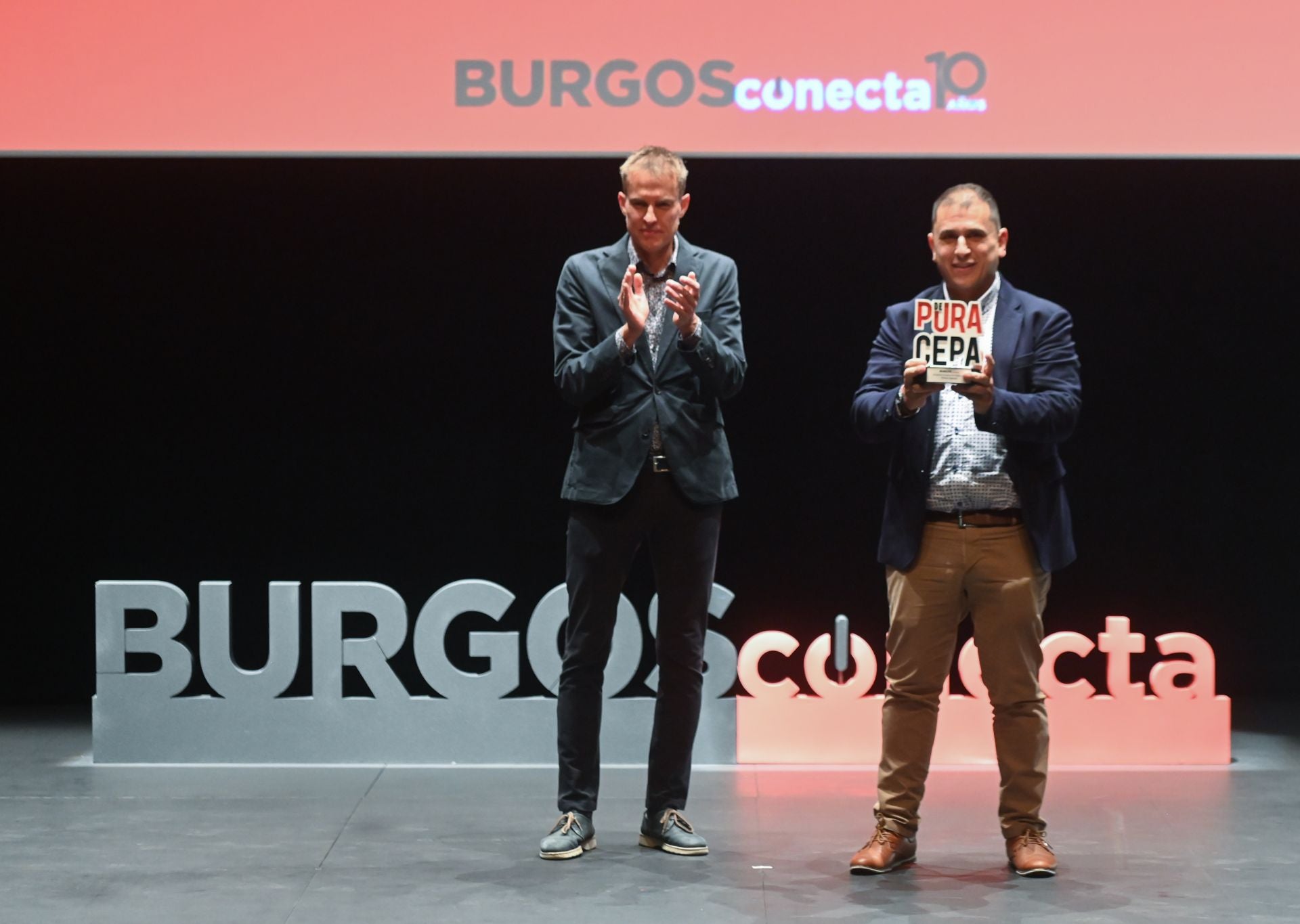 Juan Pablo Berdón, presidente del BM Villa de Aranda, recibió el premio de Deporte de manos de Roberto García, gerente de la promoció de Torres Duo.