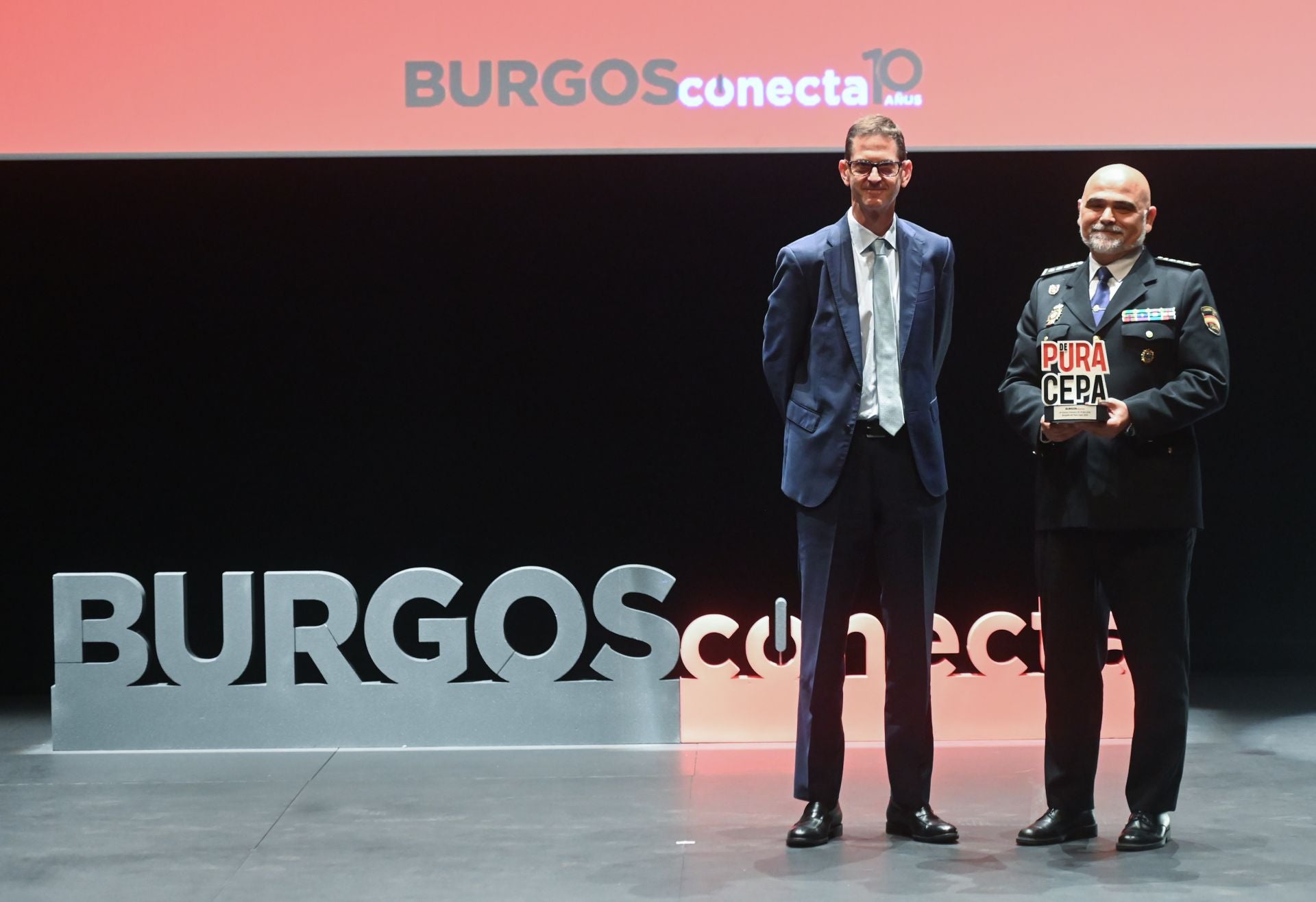 Jesús Nogales, comisario provincial de la Policía Nacional, recibió en nombre de todo el cuerpo el premio Burgalés de Pura Cepa a manos de Goyo Ezama, director general de BURGOSconecta.