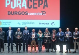 Premiados y patrocinadores posan con los galardones al finalizar la gala.