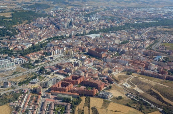 Imagen aérea de Burgos, con los terrenos del entorno de la antigua estación en primer término.