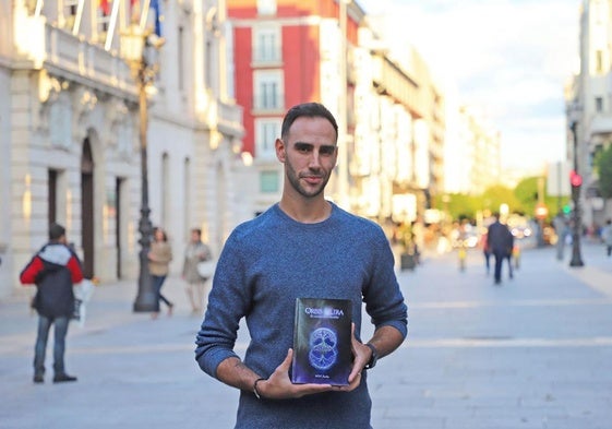 Marcos Pascual posa con su libro antes de la presentación.