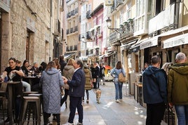 Burgaleses y visitantes disfrutando de los bares de la calle San Lorenzo de Burgos