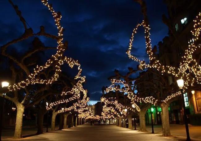 El Ayuntamiento vuelve a apostar por las luces en El Espolón.